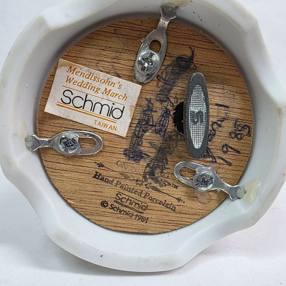 Vintage Schmid 1981 Hand-Painted Porcelain Wedding Couple‎ Cake Topper Music Box